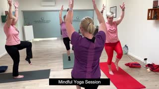 Mindful Yoga Session med Lokale Kvinder hos Sonja Bomberg
