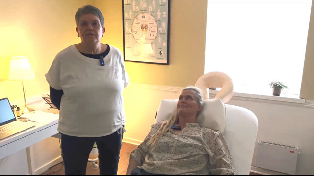 Zoneterapi behandling med en lokal borger hos Marianne Løjesbjerg