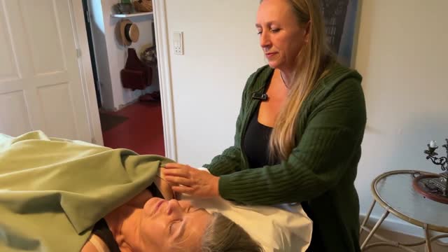 Behandlingssession med en lokal borger hos Pernille Lykke Johansen