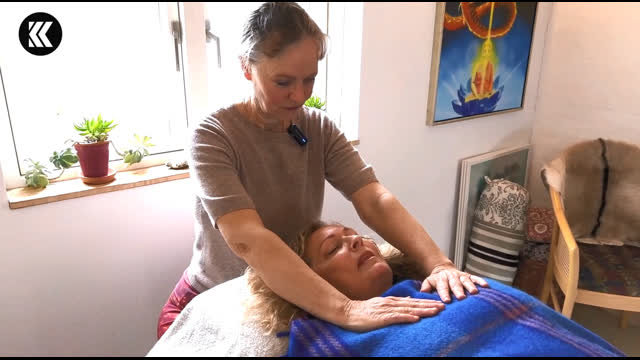 Healing session med en lokal borger hos Remona Moranis